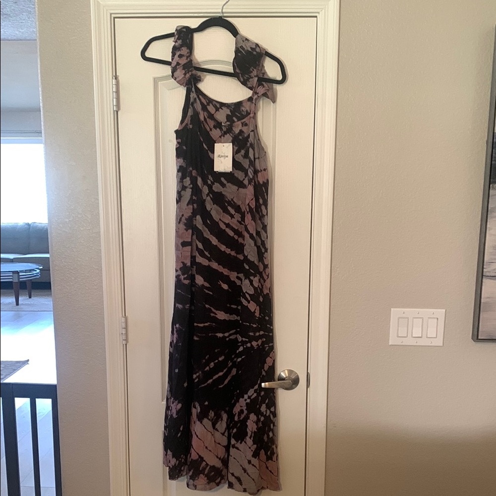 Elegant Tie-Dye Maxi Dress